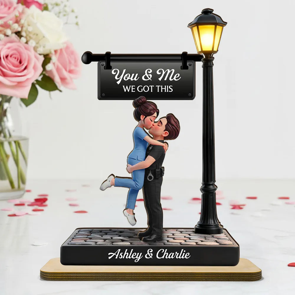 Personalized Couple Figurine for Lovers with Street Lamp - Romantic Gift Plaque MagicInPrints
