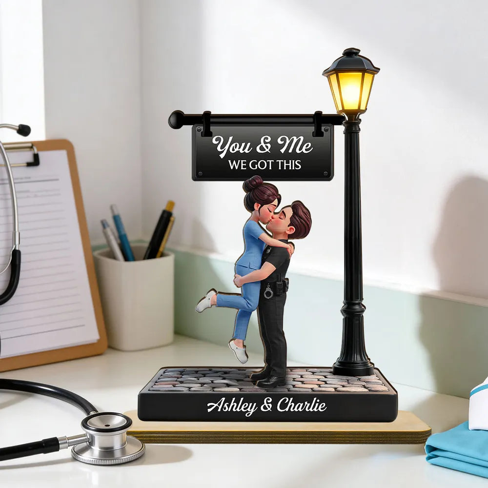 Personalized Couple Figurine for Lovers with Street Lamp - Romantic Gift Plaque MagicInPrints