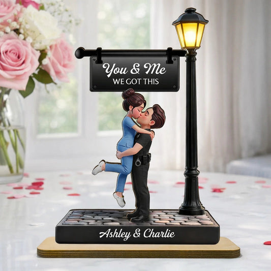 Personalized Couple Figurine for Lovers with Street Lamp - Romantic Gift Plaque MagicInPrints